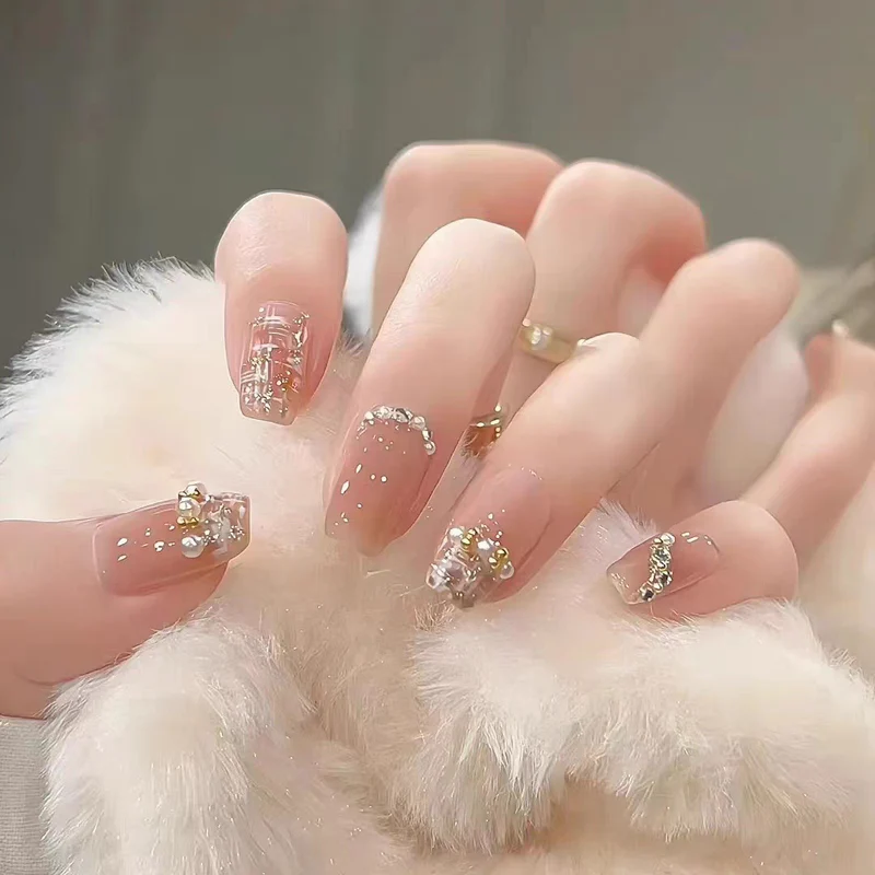 Künstlerische Stiletto-Nagelverbesserungen