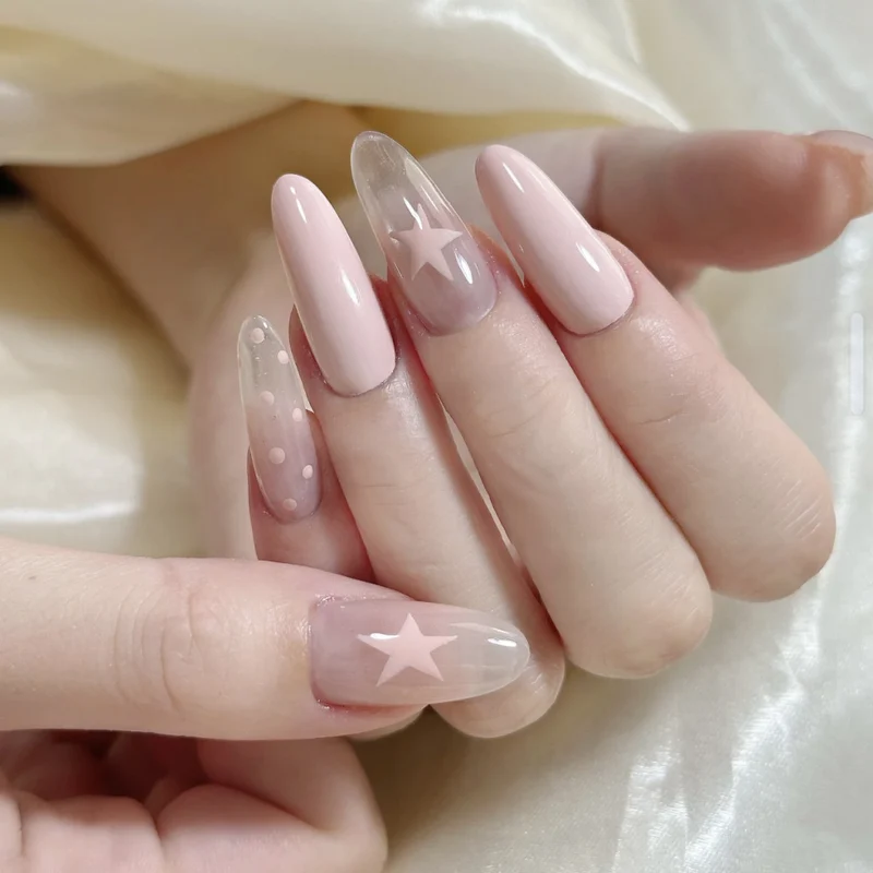 Künstlerisch mit Sternen verzierten Nagelverzierungen