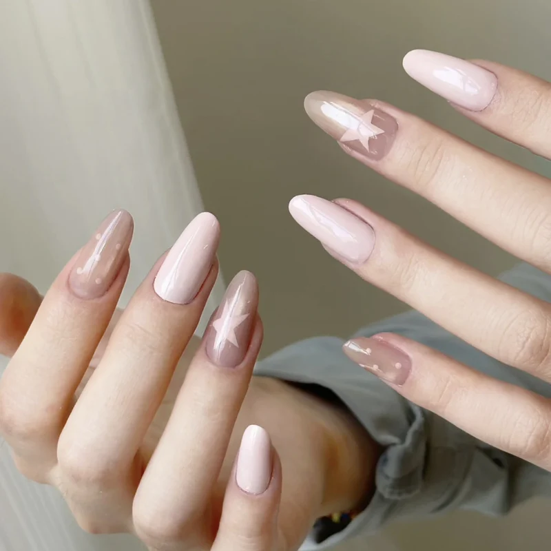 Künstlerisch mit Sternen verzierten Nagelverzierungen