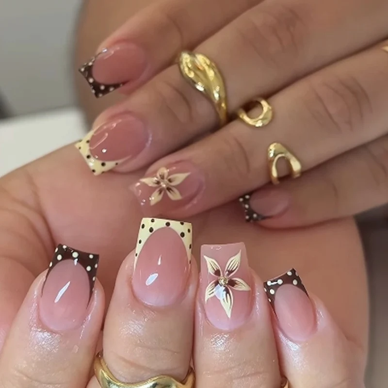 Festliche saisonale Nagelkunstverschönerungen