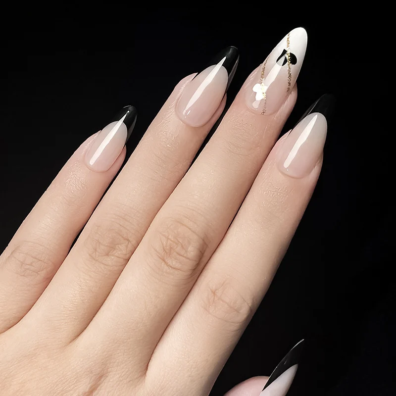 Festliche Feiertags-Nagelkunst