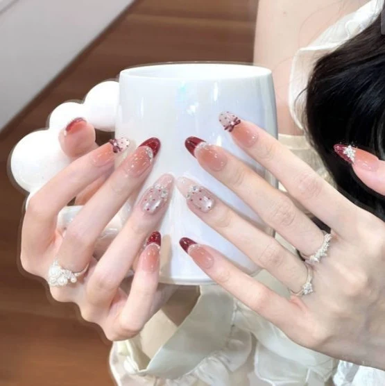Elegante dekorative Nagelverlängerungen