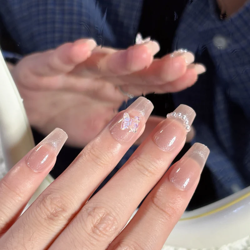 Elegante mit Schmetterlingen verzierte Gel-Nagelkunst