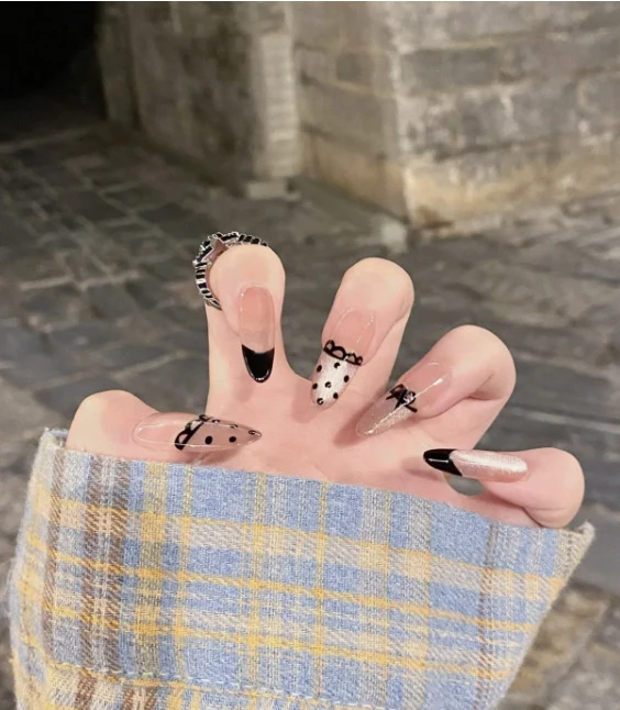 Elegantes, mit einer Schleife verziertes Press-On-Nagel-Set