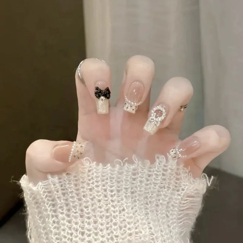Elegantes, mit einer Schleife verziertes Press-On-Nagel-Set