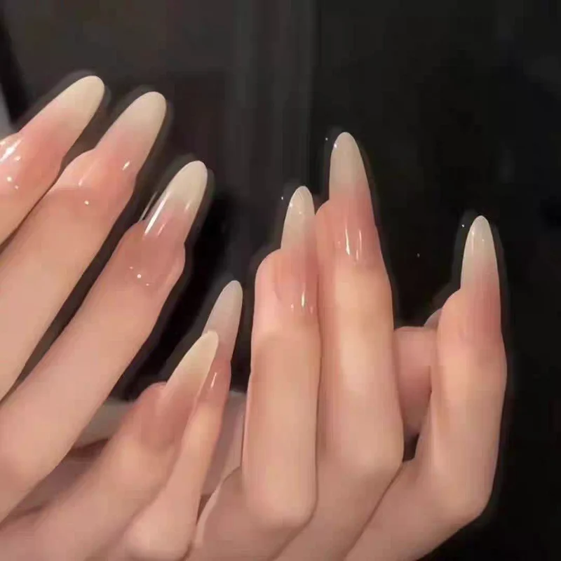 Elegante Stiletto-Nagelverlängerungen