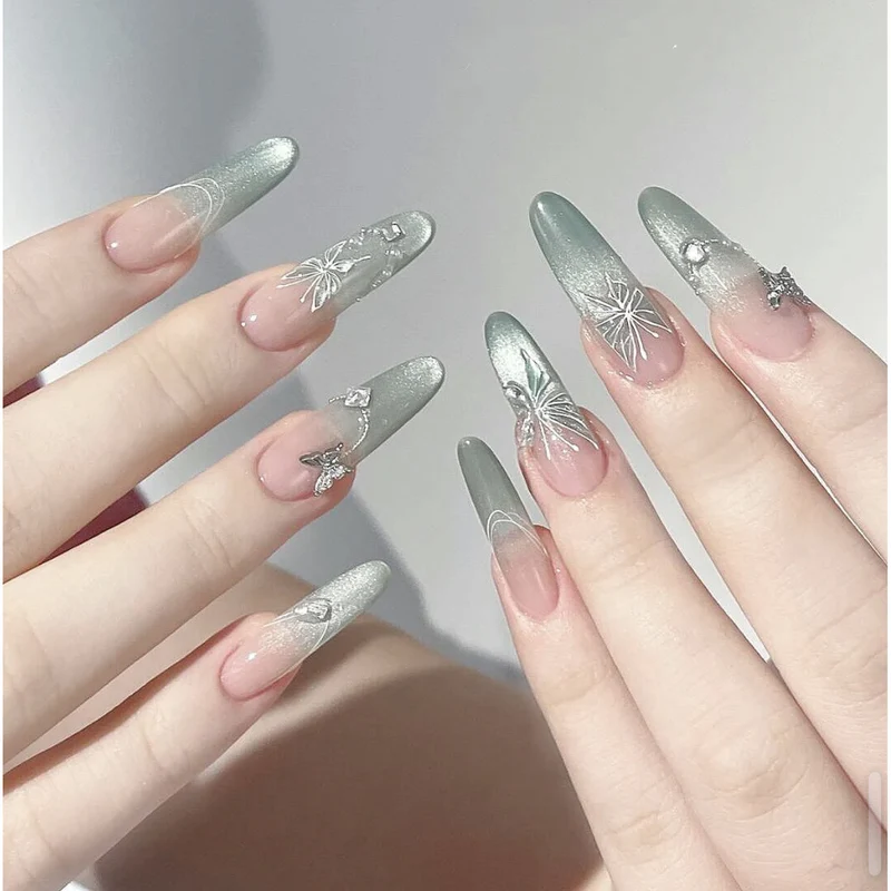 Elegante Stiletto-Nagelerweiterungen mit Kristallakzenten