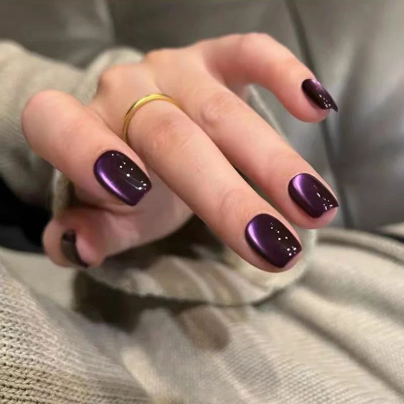 Glänzende quadratische Nagelverzierungen