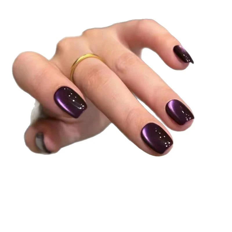 Glänzende quadratische Nagelverzierungen