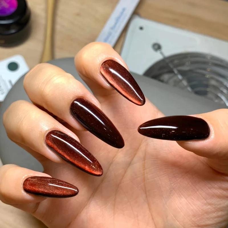 Glänzende schimmernde mandelförmige Nagelverstärkungen