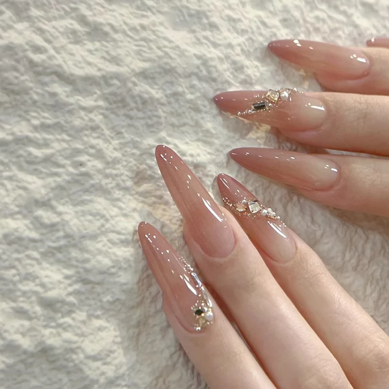 Künstlerische Nagelkunst