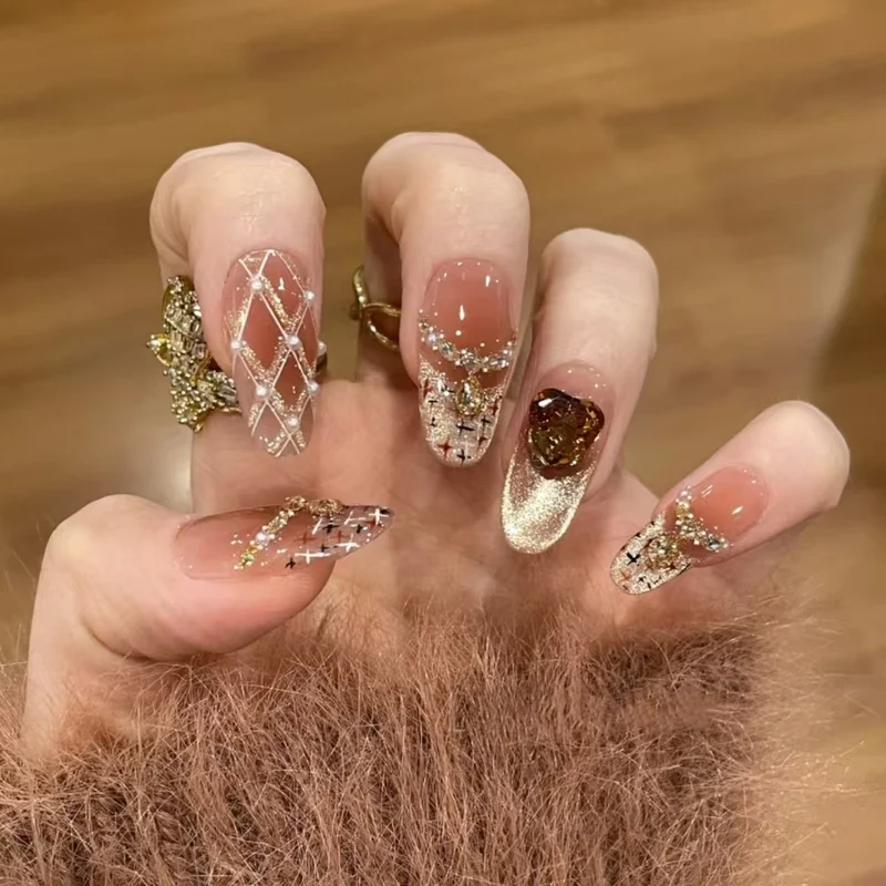 Künstlerische Nagelkunst