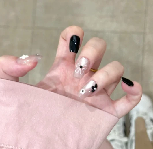 Künstlerische Nagelkunst
