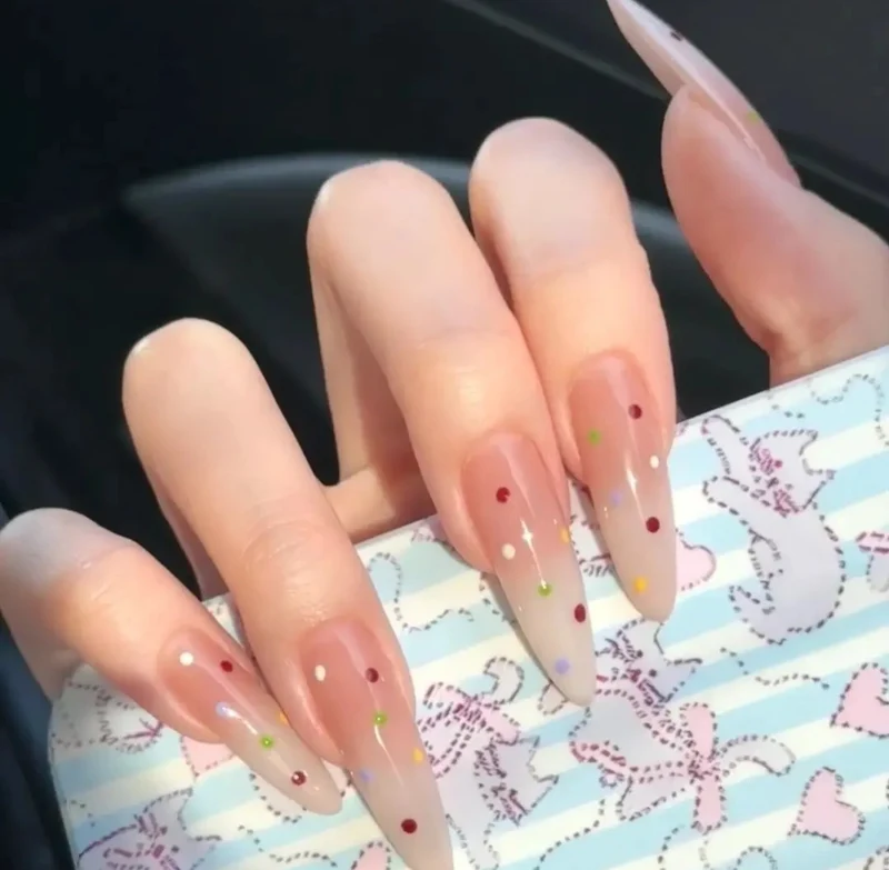 Künstlerische Nagelkunst
