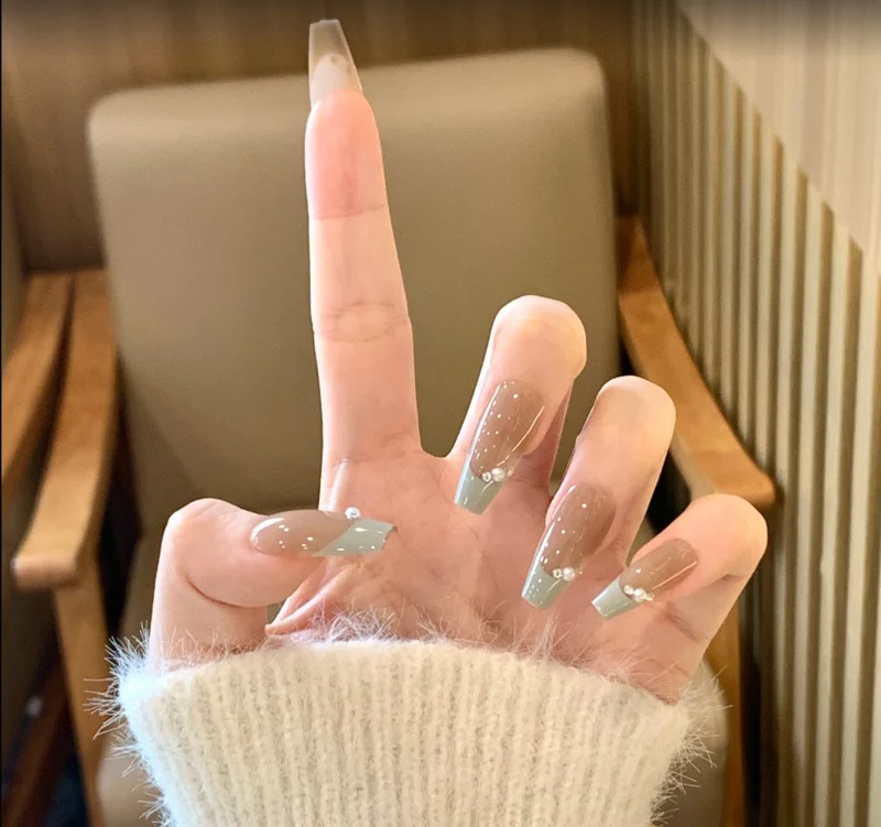 Elegante Ombre Stiletto Nagelverlängerungen