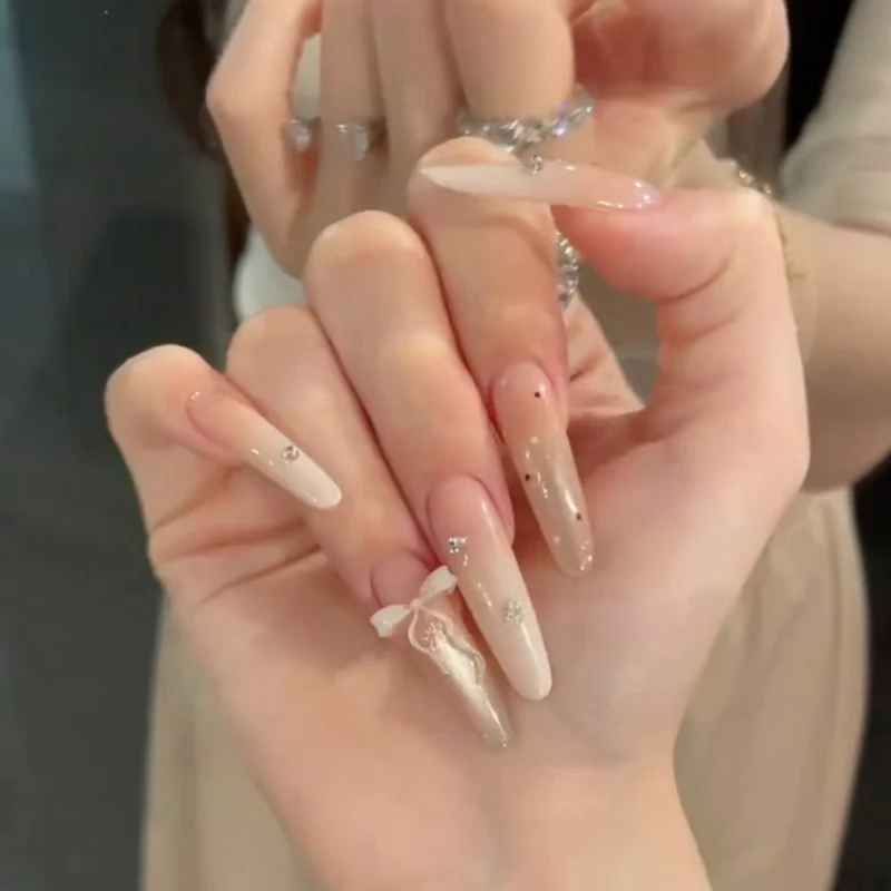 Dekorative Stiletto Nagelkunst Tipps
