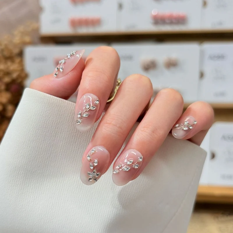 Dekorative Strass-Nagelkunst-Verzierungen