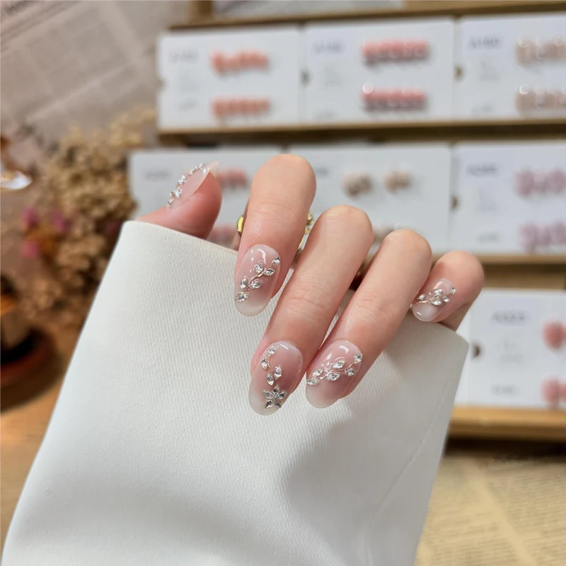 Dekorative Strass-Nagelkunst-Verzierungen
