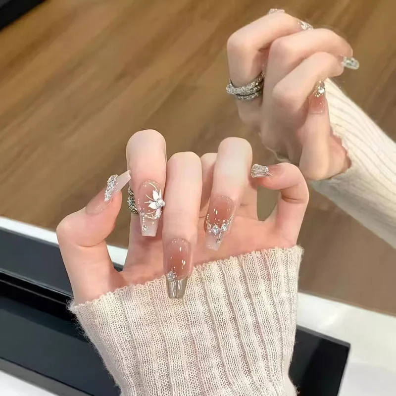 Künstlerisch Herz-verzierte Stiletto Nägel