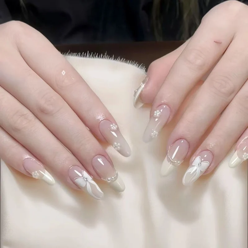 Künstlerisch Herz-verzierte Stiletto Nägel