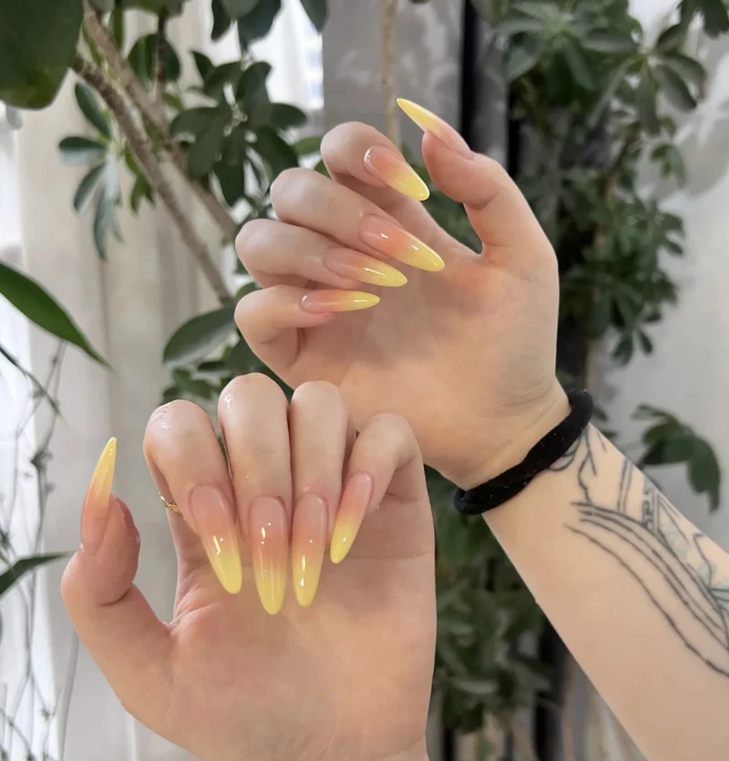 Künstlerische French Tip Press-On Nägel