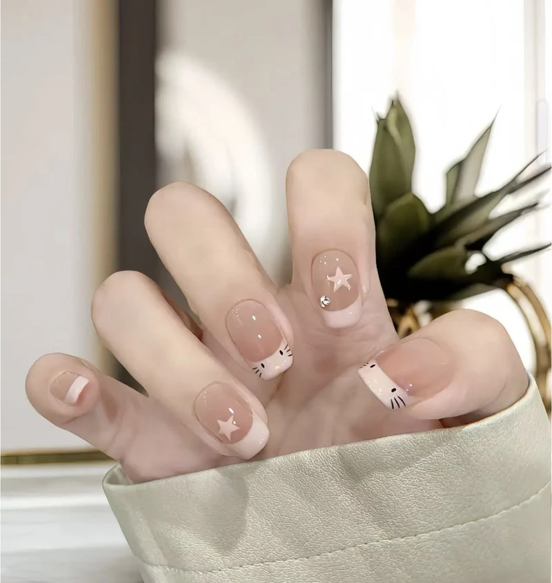 Künstlerische French Tip Press-On Nägel