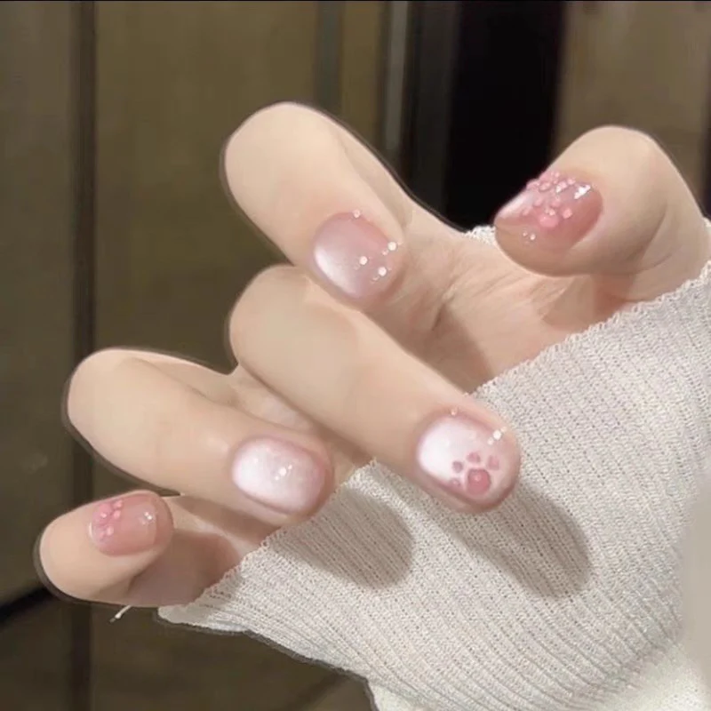Dekorative Press-On-Nagelspitzen mit Designelementen