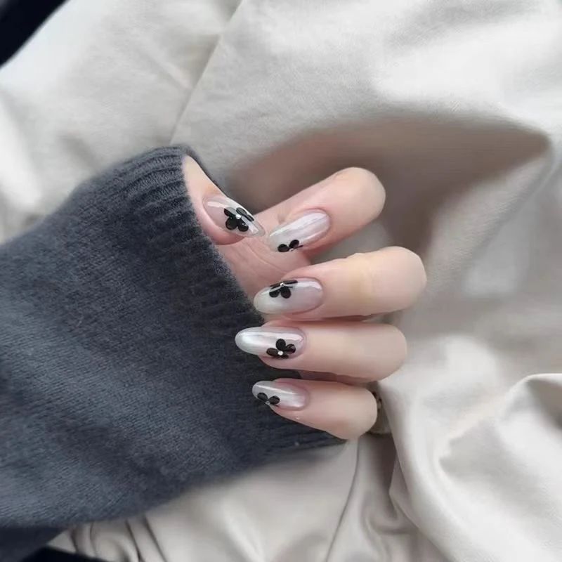 Dekorative Press-On-Nagelspitzen mit Designelementen