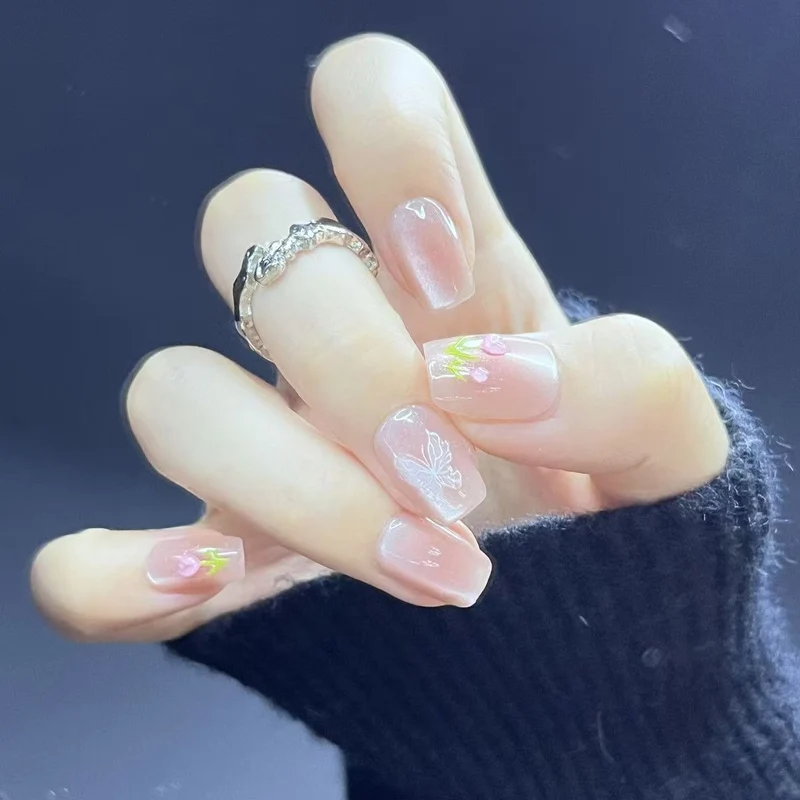 Dekorative Press-On-Nagelspitzen mit Designelementen