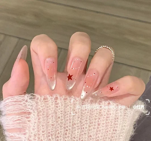 Dekorative Press-On-Nagelspitzen mit Designelementen