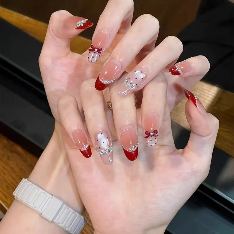 Dekorative Press-On-Nagelspitzen mit Designelementen