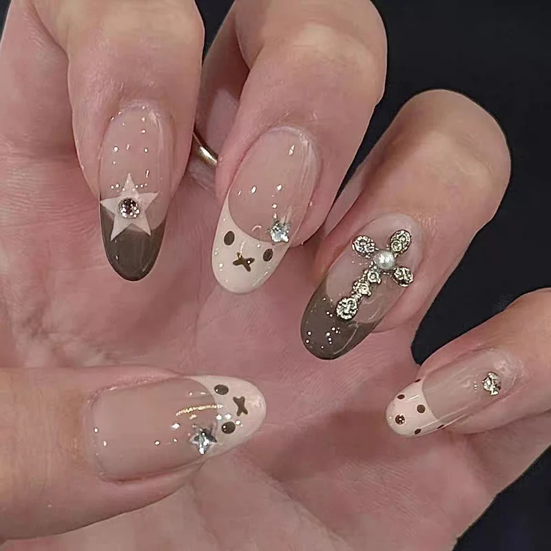 Dekorative Press-On-Nagelspitzen mit Designelementen