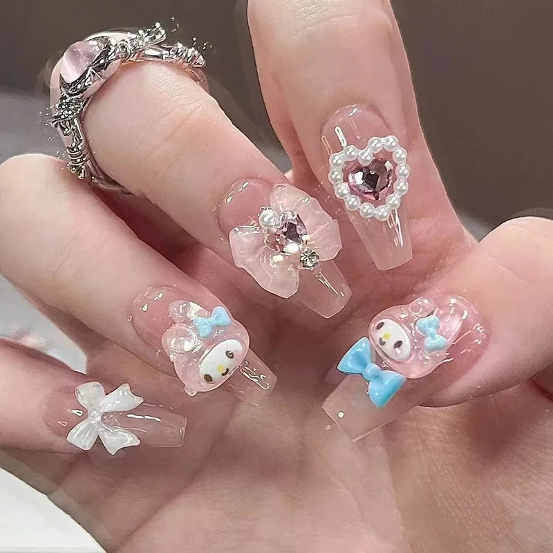 Dekorative Press-On-Nagelspitzen mit Designelementen