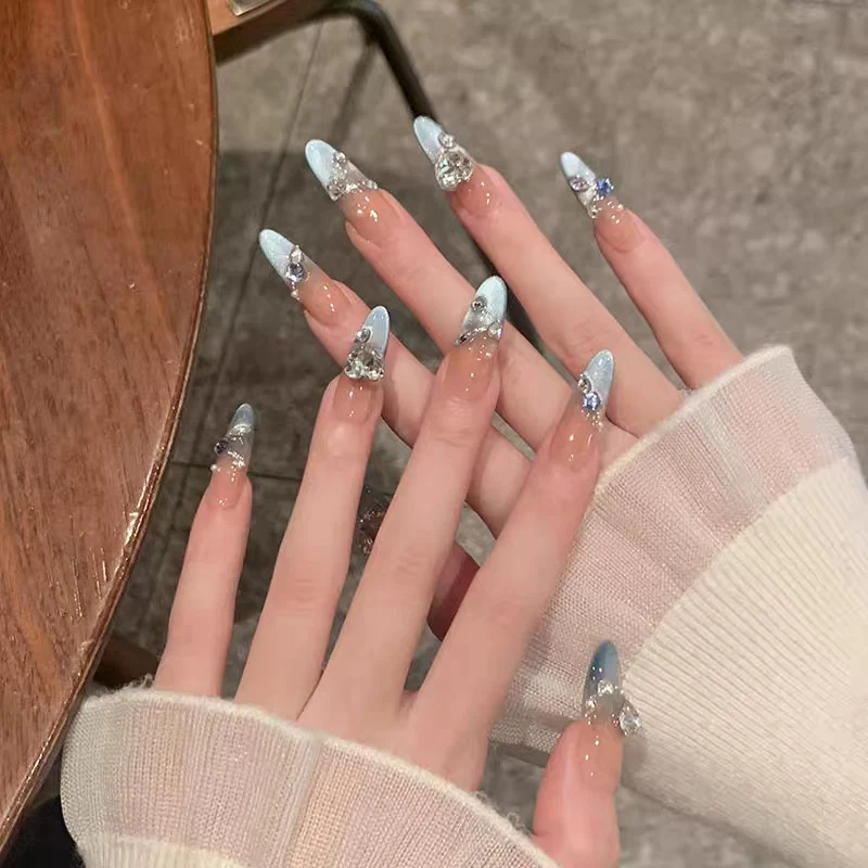 Dekorative Druck-Nagelset mit Strass- und Schleifenakzenten