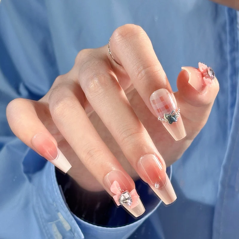 Dekorative Druck-Nagelset mit Strass- und Schleifenakzenten