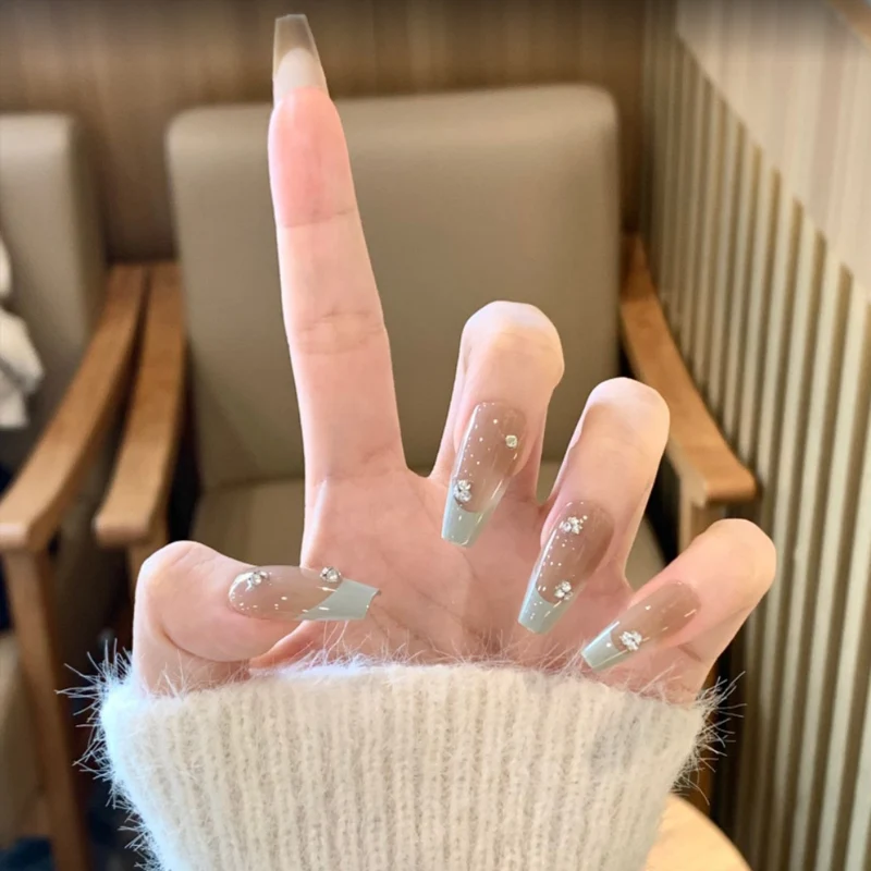 Dekorative Druck-Nagelset mit Strass- und Schleifenakzenten
