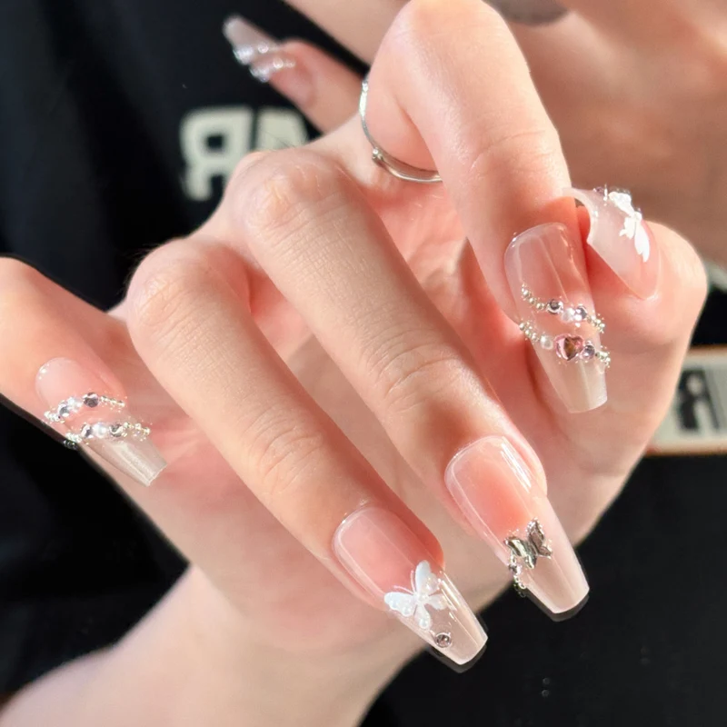 Dekorative Druck-Nagelset mit Strass- und Schleifenakzenten
