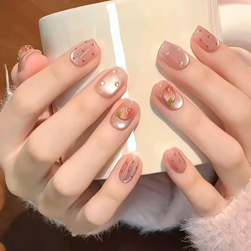 Künstlerisches Floral-Nageldesign