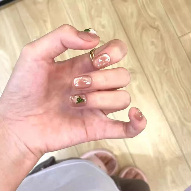 Künstlerisches Floral-Nageldesign