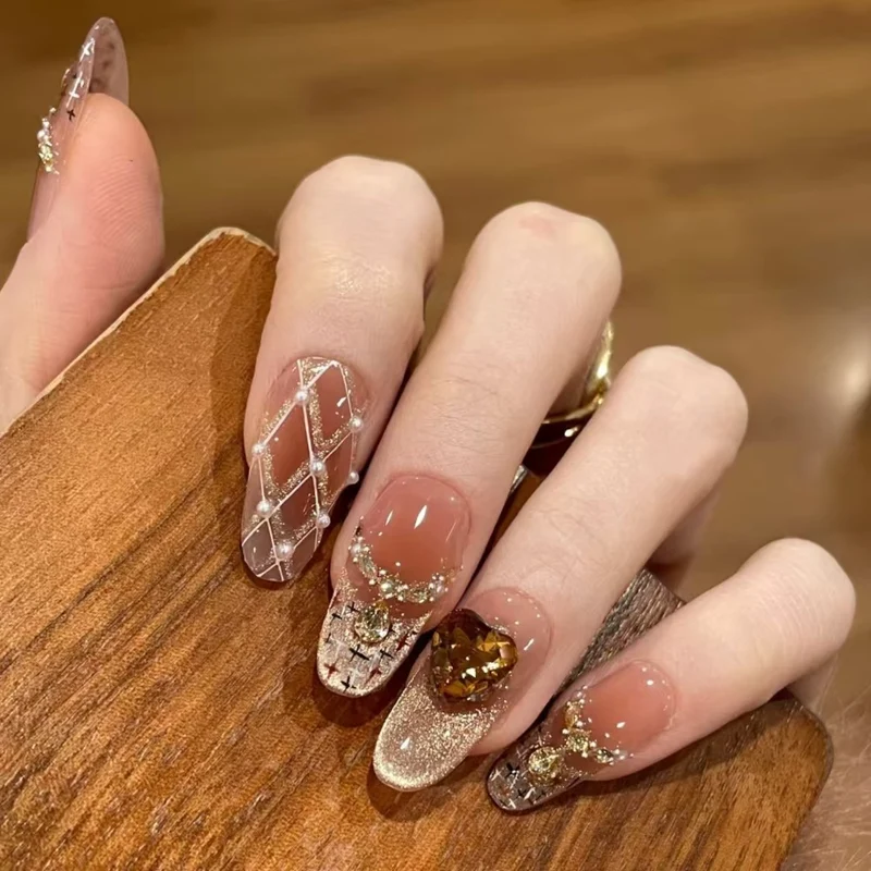 Dekorative Nagelkunst