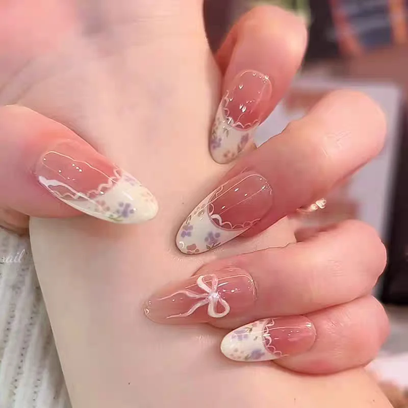 Künstlerisch floral gestaltete Stiletto Press-On Nägel