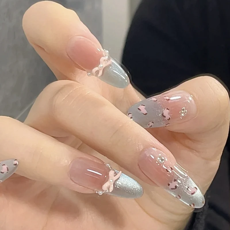 Künstlerisch floral gestaltete Stiletto Press-On Nägel