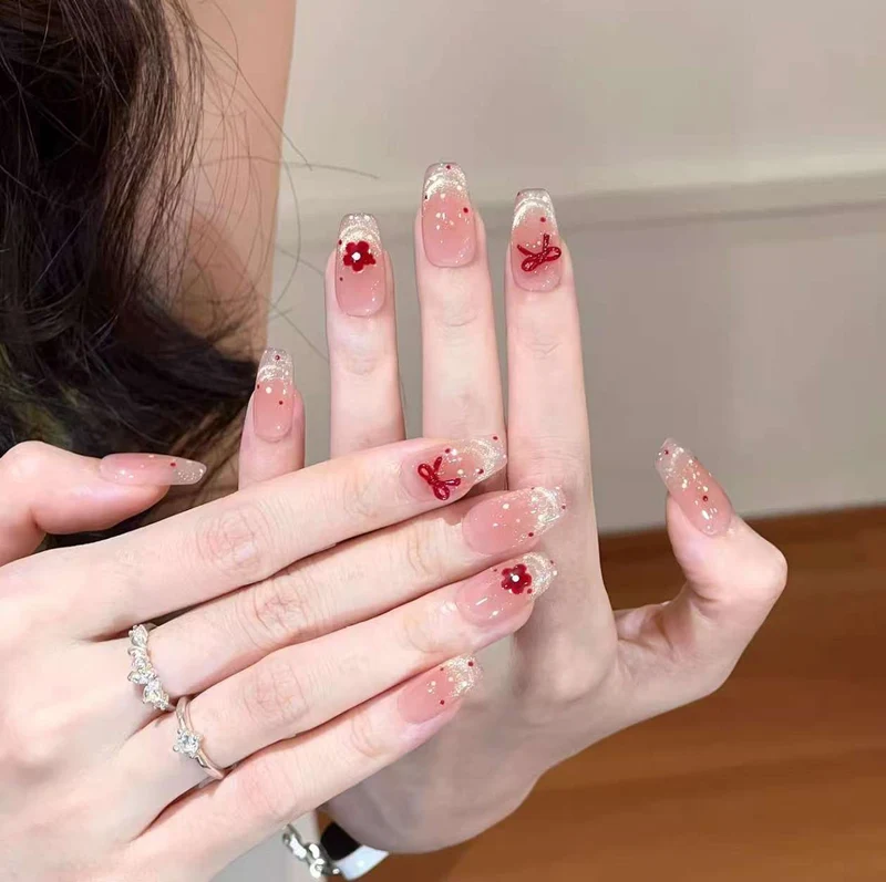 Dekorative handgefertigte Nagelverlängerungen