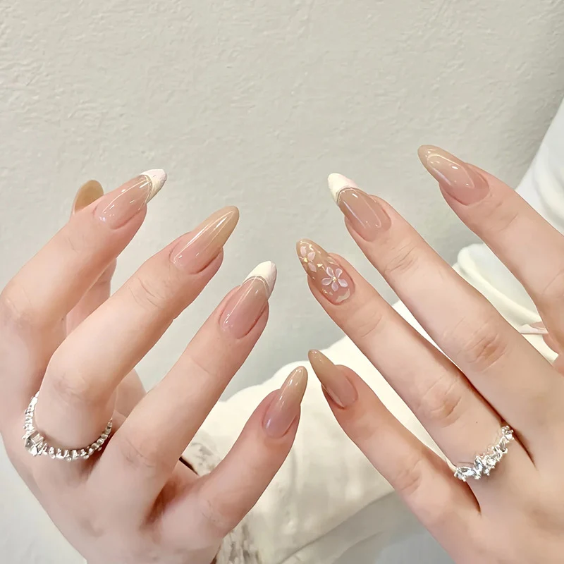 Dekorative handgefertigte Nagelverlängerungen