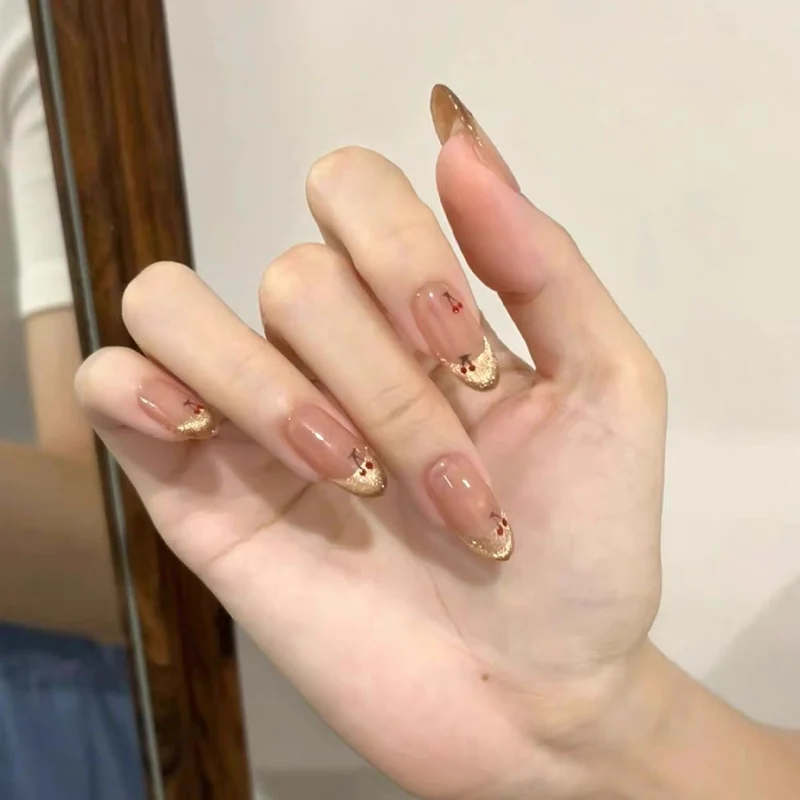Dekorative mit Edelsteinen verzierte Nagelspitzen