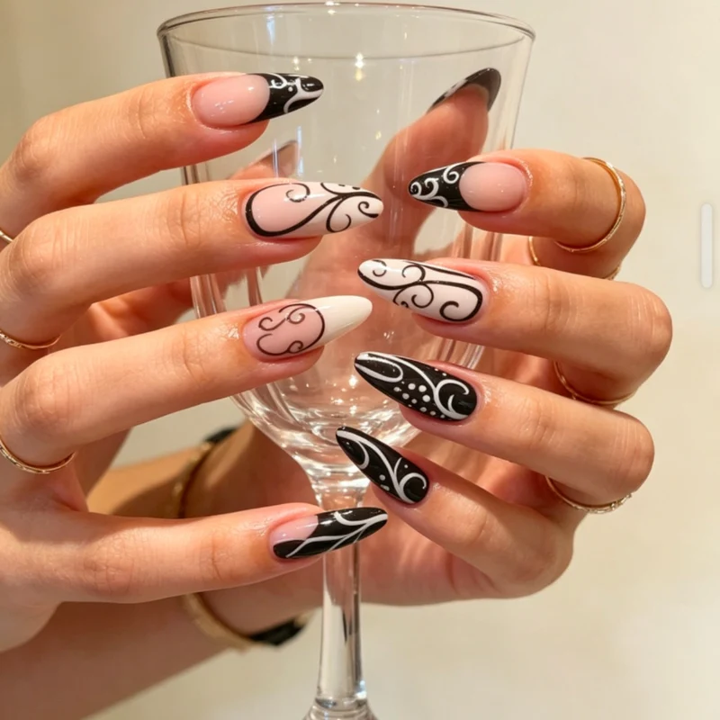 Künstlerische abstrakte Nagelverzierungen