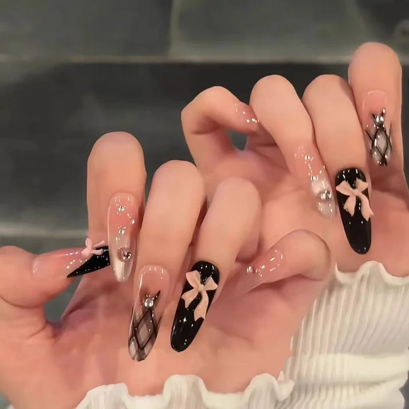 Dekorative Gel-Nagelkunst-Verzierungen
