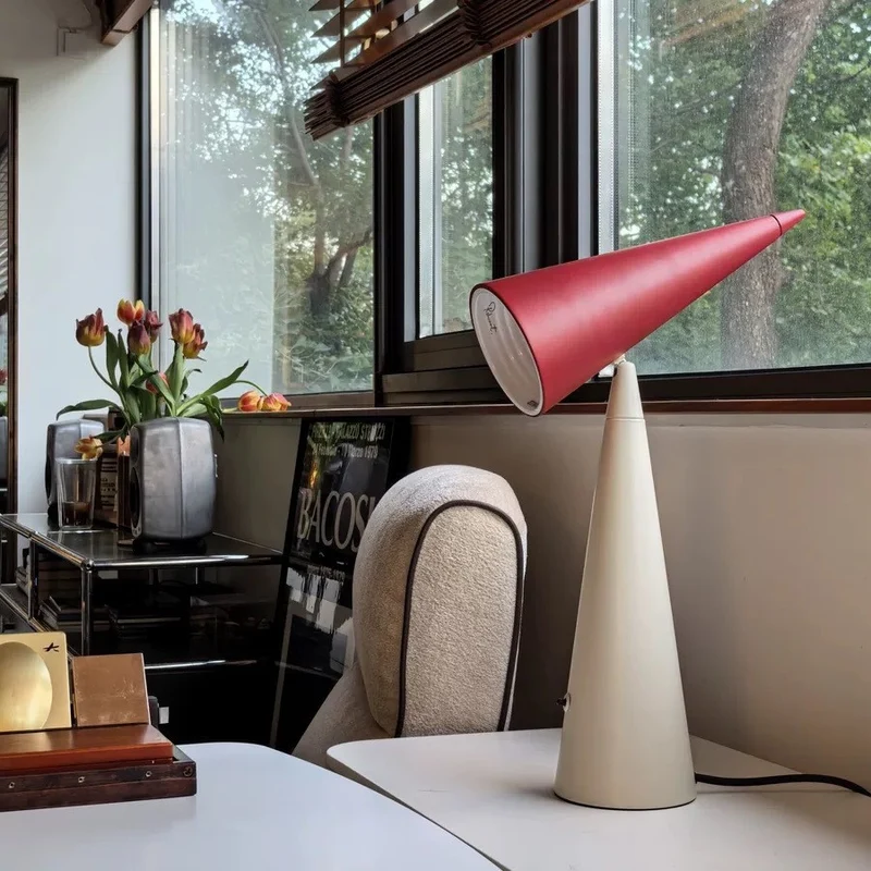Zeitgenössische Kegel-Tischlampe