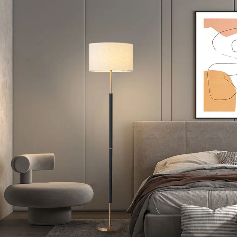 Schlanke Moderne Stehlampe
