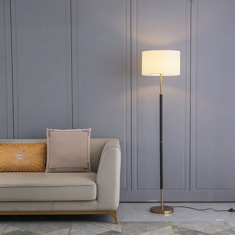 Schlanke Moderne Stehlampe